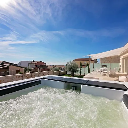 Luxurious Child-friendly With Jacuzzi In Tar