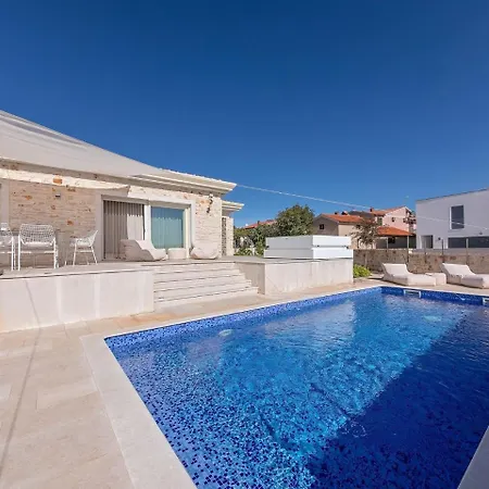Luxurious Child-friendly With Jacuzzi In Tar Vila *