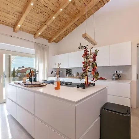 Villa Luxurious Child-friendly With Jacuzzi In Tar