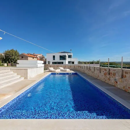 Luxurious Child-friendly With Jacuzzi In Tar Vila Frata